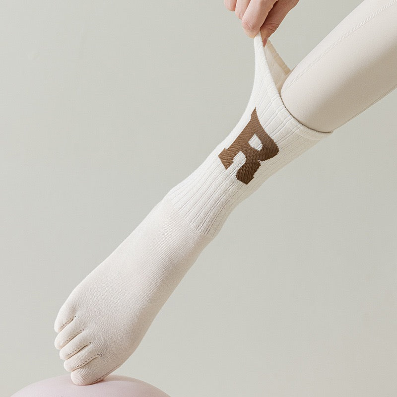 pilate grip socks, reformer pilates socks,best pilates socks, yoga gripsocks, studio socks, fitness socks, gym socks, workout socks, and barre socks, gripsocks in Canada, gripsocks in USA, Australia gripsocks